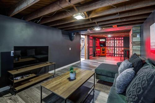 Family Fun - Gameroom - Backyard in Berea, USA
