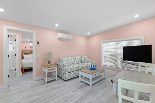 Charming Suite with Balcony and Bikes at Historic Sandpiper Inn, Sanibel