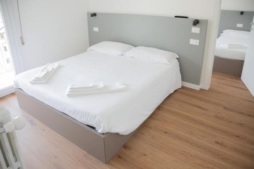 1 double bed, 2 twin beds