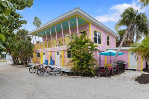 Charming Suite with Balcony and Bikes in Historic Sandpiper Inn