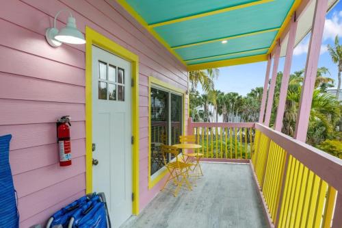 Charming Suite with Balcony and Bikes in Historic Sandpiper Inn in Sanibel (Florida)