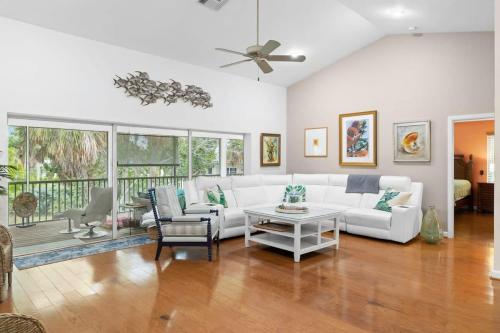 Palm Paradise- Charming Island Bungalow in Downtown Sanibel