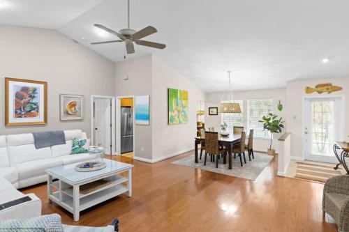 Palm Paradise- Charming Island Bungalow in Downtown Sanibel