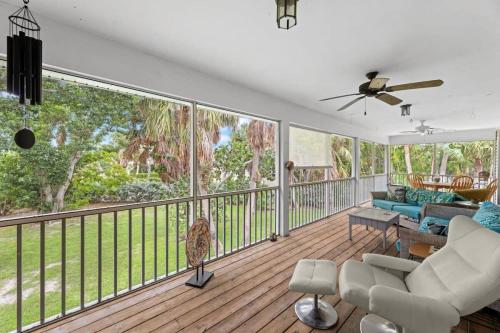 Palm Paradise- Charming Island Bungalow in Downtown Sanibel