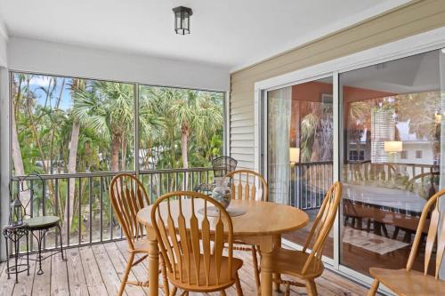 Palm Paradise- Charming Island Bungalow in Downtown Sanibel