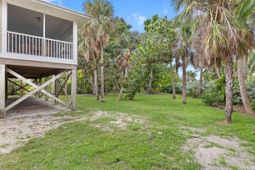 Palm Paradise- Charming Island Bungalow in Downtown Sanibel