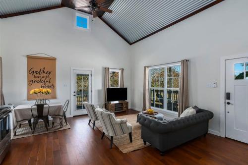 French Kiss Cottage Romantic Escape with Hot Tub in Stonewall, USA