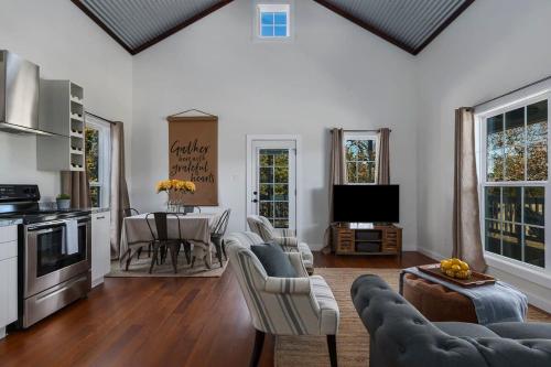 French Kiss Cottage, Hot Tub, Pet Friendly! in Stonewall (TX)