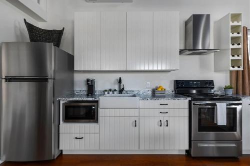 French Kiss Cottage, Hot Tub, Pet Friendly! in Stonewall (TX)