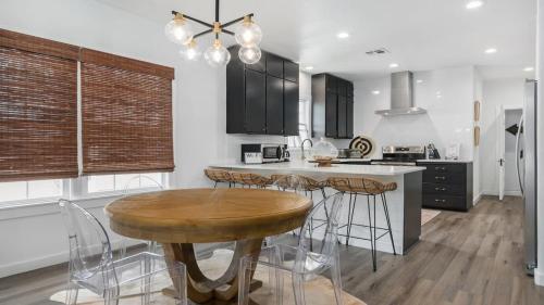 Riddel Haus Private stylish home plus Hot tub in Fredericksburg, USA