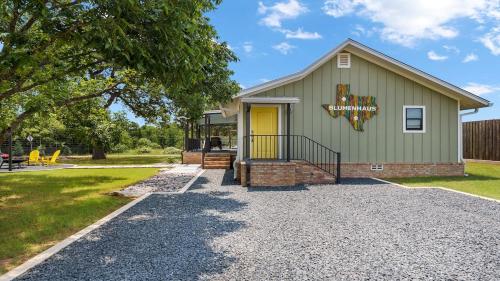 Blumenhaus Sleeps 6 Full Kitchen plus Hot tub in Fredericksburg, USA