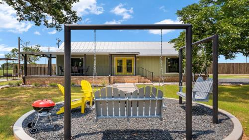 Blumenhaus Sleeps 6 Full Kitchen plus Hot tub in Fredericksburg, USA