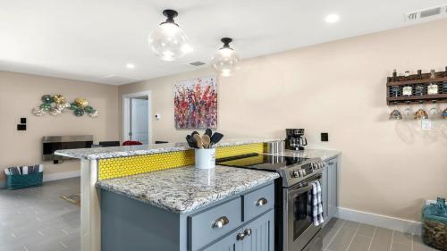 Blumenhaus Sleeps 6 Full Kitchen plus Hot tub in Fredericksburg, USA
