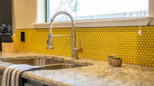 Blumenhaus Sleeps 6 Full Kitchen plus Hot tub in Fredericksburg, USA