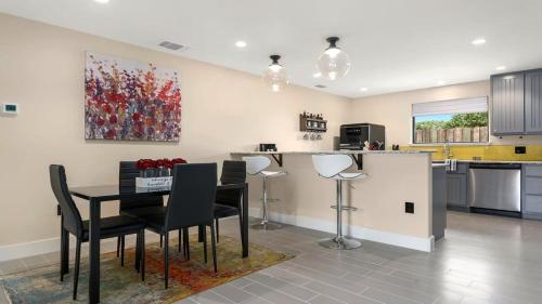 Blumenhaus Sleeps 6 Full Kitchen plus Hot tub in Fredericksburg, USA