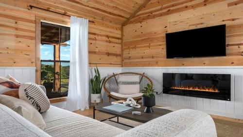 Sweet Paradise cabin with private hot tub in Fredericksburg, USA