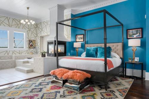 The Loft on Main St loft with balcony views in Fredericksburg, USA