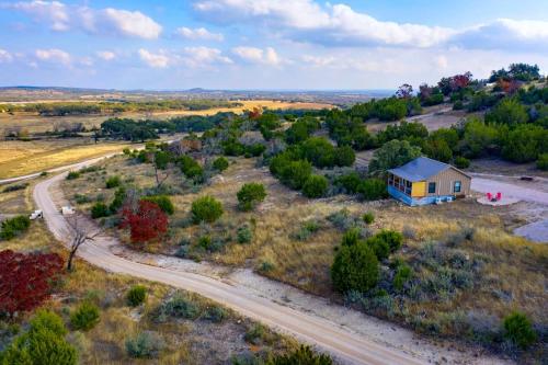 Jumping Goat Ranch-Fatimas, great views, sleeps 2 in Fredericksburg, USA