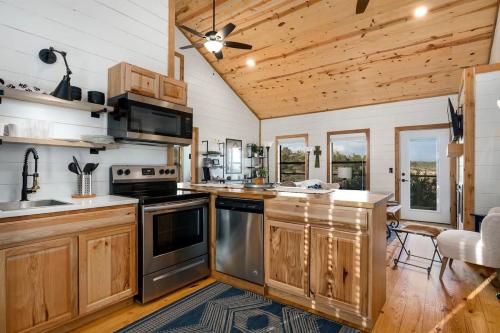 Jumping Goat Ranch-Fatimas, great views, sleeps 2 in Fredericksburg, USA