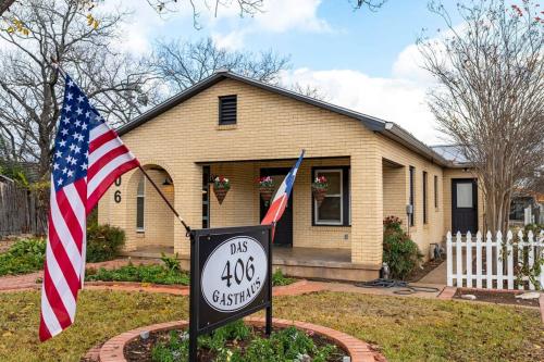 Das 406 Gasthaus, Walk to Main, Hot tub, Game Room in Fredericksburg, USA