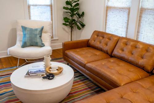 Das 406 Gasthaus, Walk to Main, Hot tub, Game Room in Fredericksburg, USA