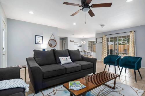 Henrietta Haus pet friendly and private hot tub in Fredericksburg, USA