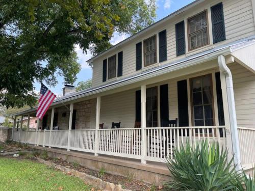 Crockett and Creek B&B 1 block to Main St in Fredericksburg, USA