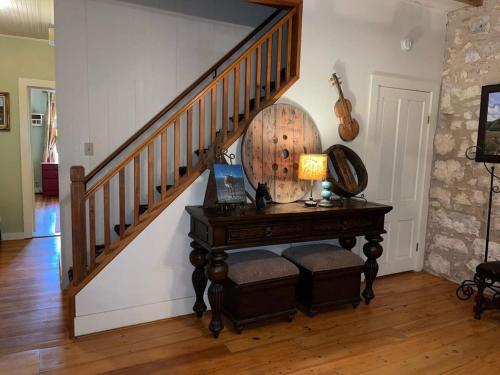 Crockett and Creek B&B 1 block to Main St in Fredericksburg, USA