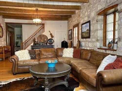 Crockett and Creek B&B 1 block to Main St in Fredericksburg, USA