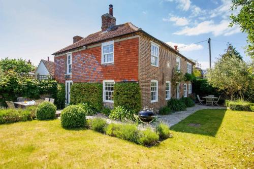 Foto 1: Country cottage in pretty village quay views