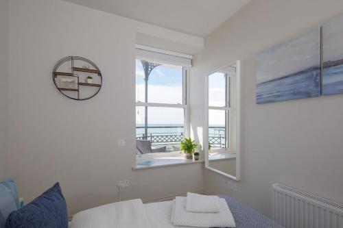 Panoramic sea views in beachfront apt w balcony