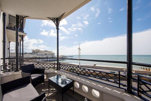 Panoramic sea views in beachfront apt w balcony, Богнор-Риджис