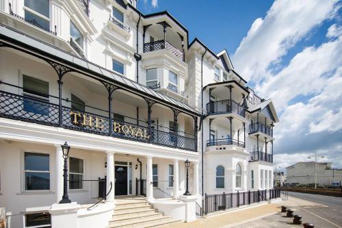 Panoramic sea views in beachfront apt w balcony