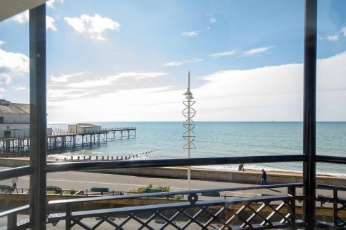 Panoramic sea views in beachfront apt w balcony