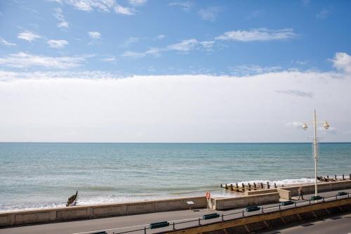 Panoramic sea views in beachfront apt w balcony