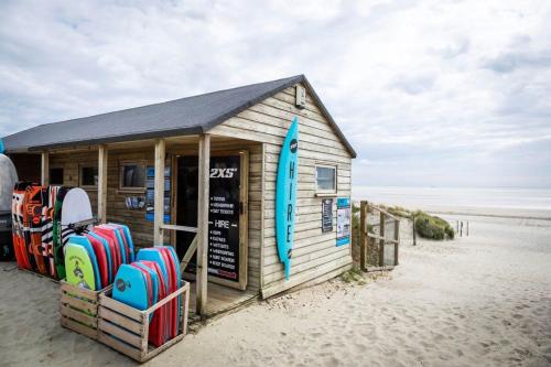 Surfer's Paradise Steps to Beach Sleek&Stylish