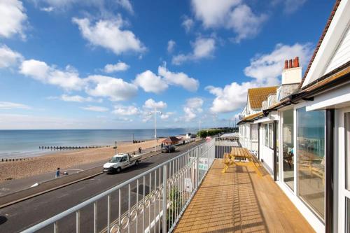 Stunning Beachfront Apt w Balcony & Sea Views