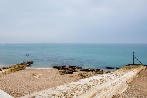 Lovely Selsey apartment with sea views sleeps 4