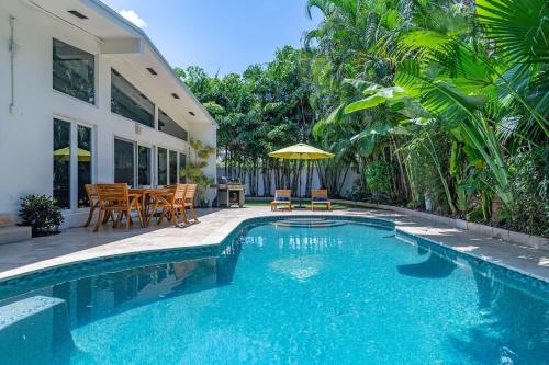 Luxe Hideaway Minutes From Beach Bars & Eateries