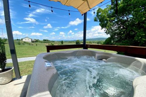 Steps to Winery & Battlefield-Pvt Acre w/ Hot Tub!