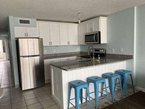 Gorgeous 2 BR/2 BR Newly Renovated BeachFront Condo thumb 4