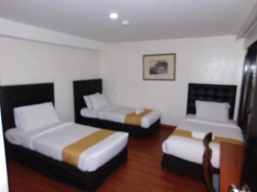 3 twin beds