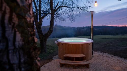 อ่างแช่น้ำร้อน, Premium Gardenguesthouse Mlinar with Pool & Sauna in โมราฟสเกโทพลิซ