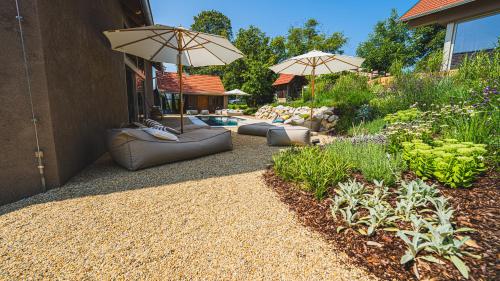 สวน, Premium Gardenguesthouse Mlinar with Pool & Sauna in โมราฟสเกโทพลิซ