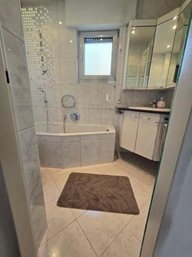 Bathroom, Sarahs Ferienhaus in Raunheim
