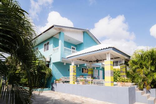Five-Bedroom House image 3