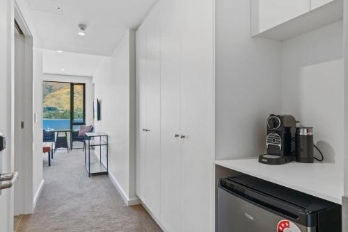 Lake View Studio Apartment - image 5