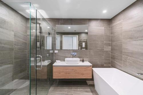 Lake View Studio Apartment - image 2