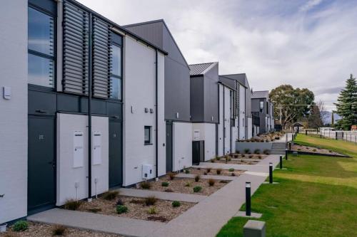 Alps and Lake Retreat Wanaka in Albert Town