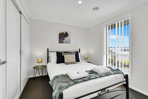 Emmaville - Modern Convenient & Pet Friendly - Tap to explore photos